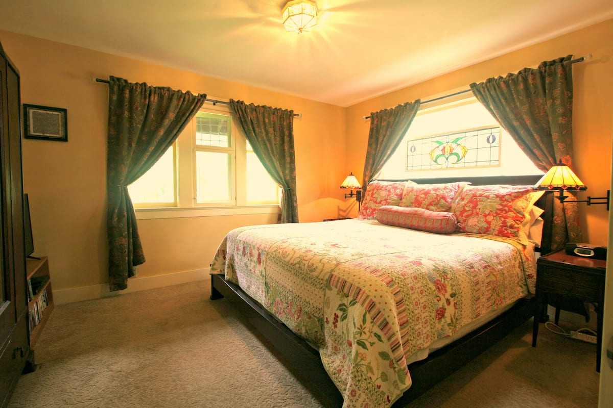 Superior Suite, 1 King Bed, Bathtub, Garden View | 1 bedroom, free WiFi, bed sheets
