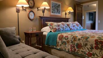 Classic Suite, 1 King Bed, Private Bathroom | 1 bedroom, free WiFi, bed sheets