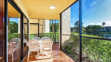 Superior suite, meerdere bedden | Terras