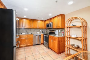 Suite Supérieure, plusieurs lits | Cuisine privée | Grand réfrigérateur, micro-ondes