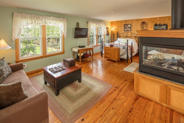 Luxury Cottage, Accessible, Jetted Tub (Pet Friendly)