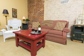 Premium bedding, individually decorated, individually furnished - Farmers Guest House (Galena)