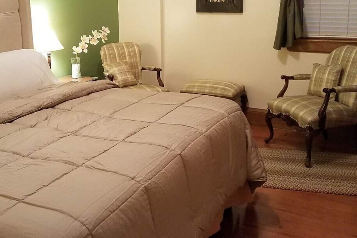Aimee Room | Premium bedding, individually decorated, individually furnished