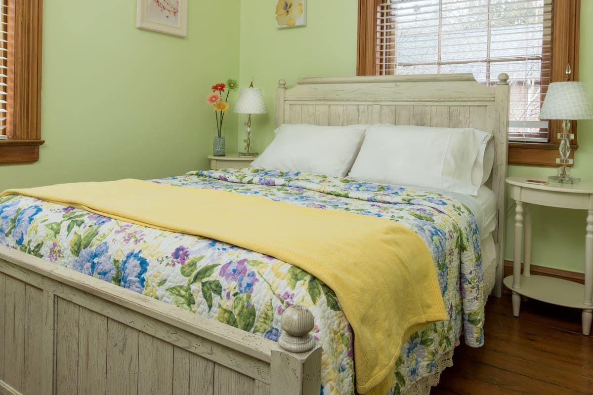 Elizabeth Room | Premium bedding, individually decorated, individually furnished