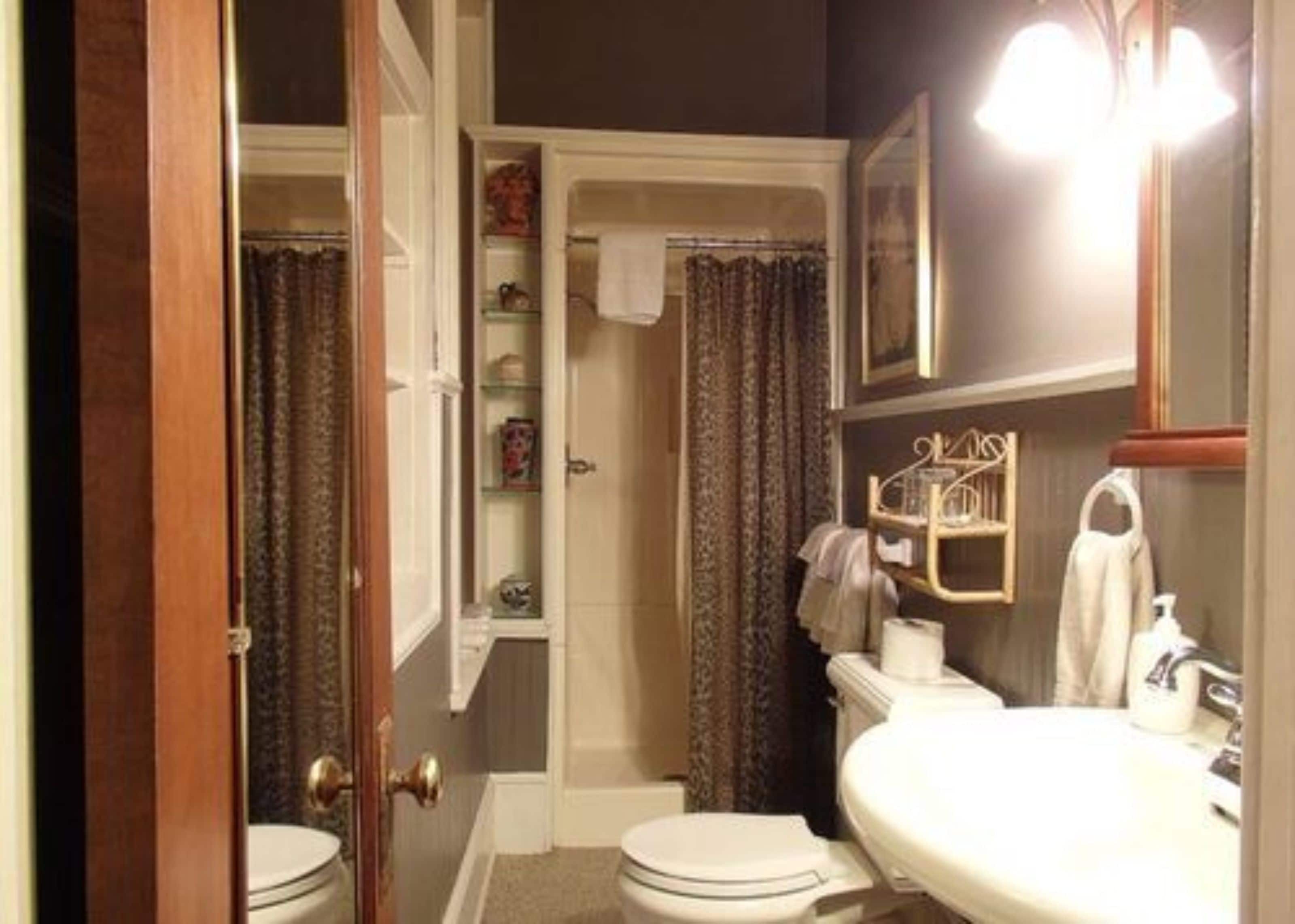 Un baño con inodoro, lavabo y zona de ducha.