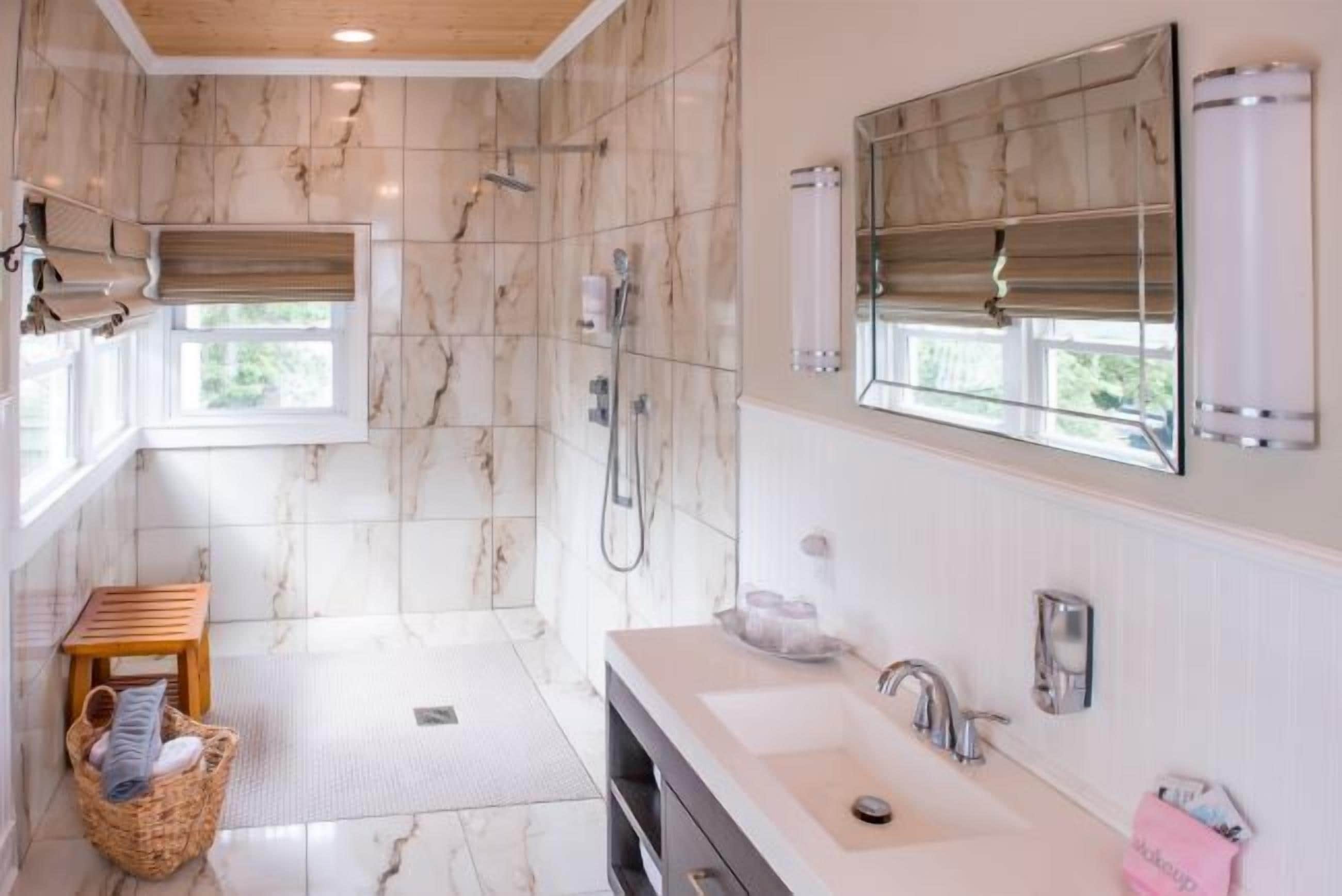 Kamar Romantis, 1 Tempat Tidur King, ensuite | Kamar mandi | Shower, perlengkapan mandi gratis, pengering rambut, dan jubah mandi
