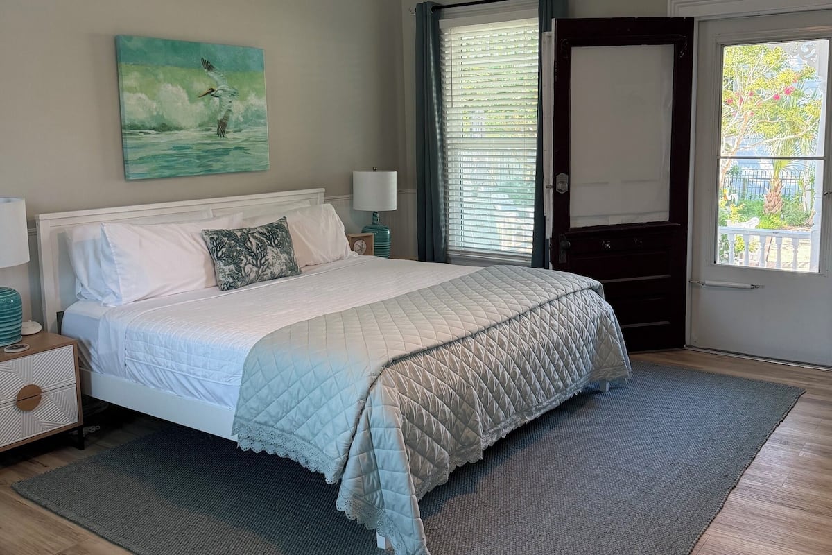 Suite, 1 Bedroom, Non Smoking, Courtyard View | Premium bedding, laptop workspace, iron/ironing board, WiFi (free)