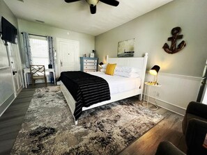 Rom, 1 kingsize-seng, rom vegg-i-vegg, bakgårdsutsikt | Sengetøy av topp kvalitet, individuelt dekorert og individuelt innredet