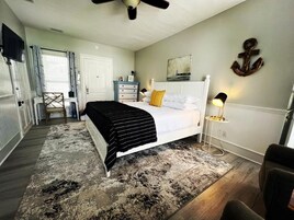 Quarto, 1 cama King, quartos conectados, vista para o pátio | Roupas de cama premium, individualmente decorados