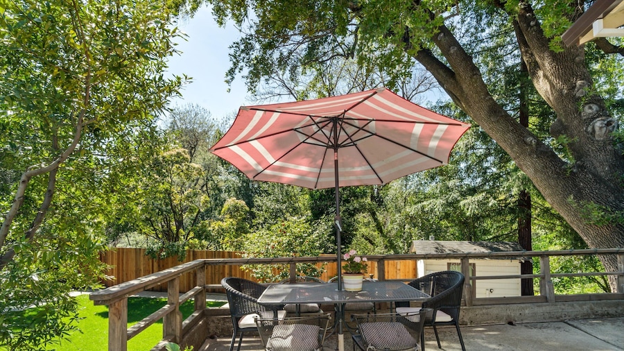 Cinnamon Bear Creekside Inn