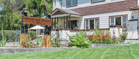 Façana frontal de l'allotjament