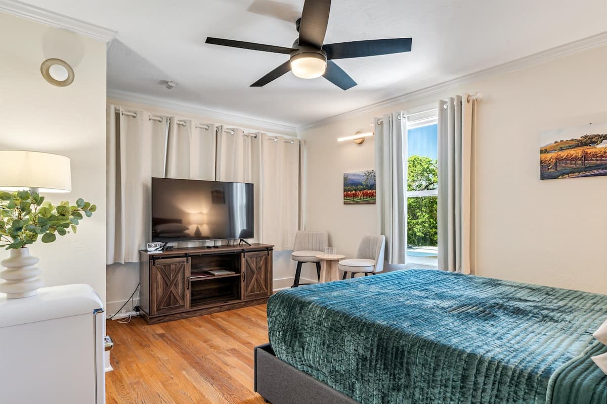 Room, 1 Queen Bed (Ella's Place) | 1 camera, con stile personalizzato, con arredamento individuale