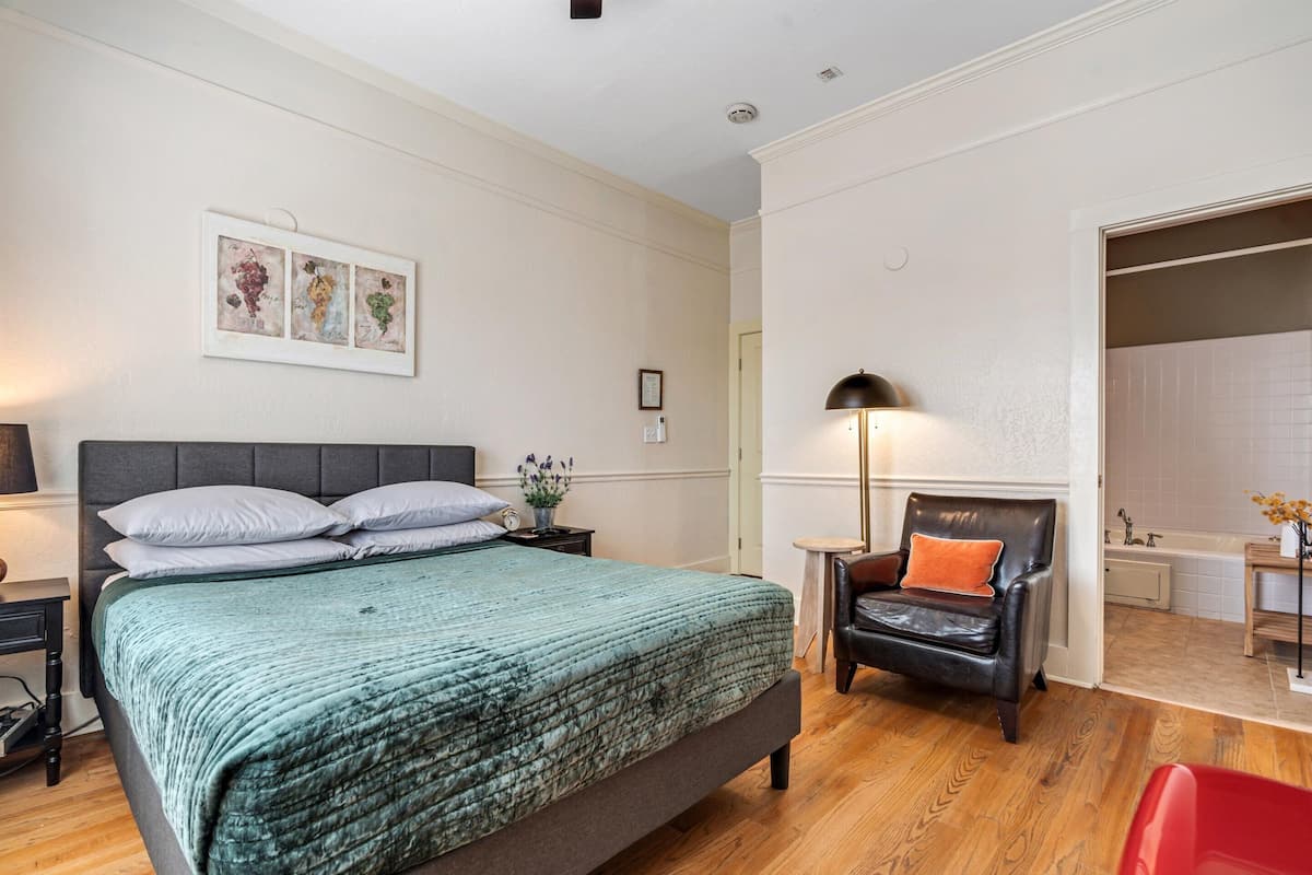 Room, 1 Queen Bed (Sarah Vaughn) | 1 camera, con stile personalizzato, con arredamento individuale