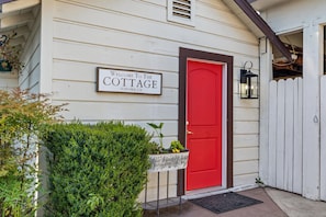 Room, 1 Queen Bed (Cottage) | Individually decorated, individually furnished, free WiFi, bed sheets - Cinnamon Bear Creekside Inn (Sonoma)