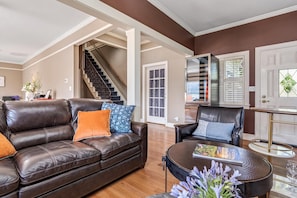 Living area - Cinnamon Bear Creekside Inn (Sonoma)