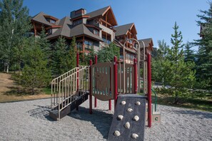 Children’s play area – outdoor - Lodges at Canmore (Canmore)