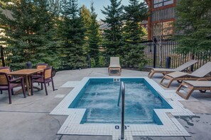 Tina de hidromasaje al aire libre