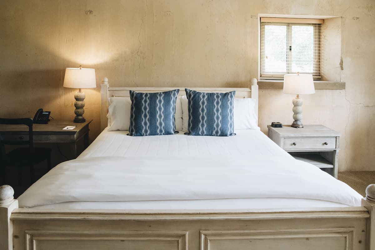 Suite 6 | Hypo-allergenic bedding available, desk, laptop workspace