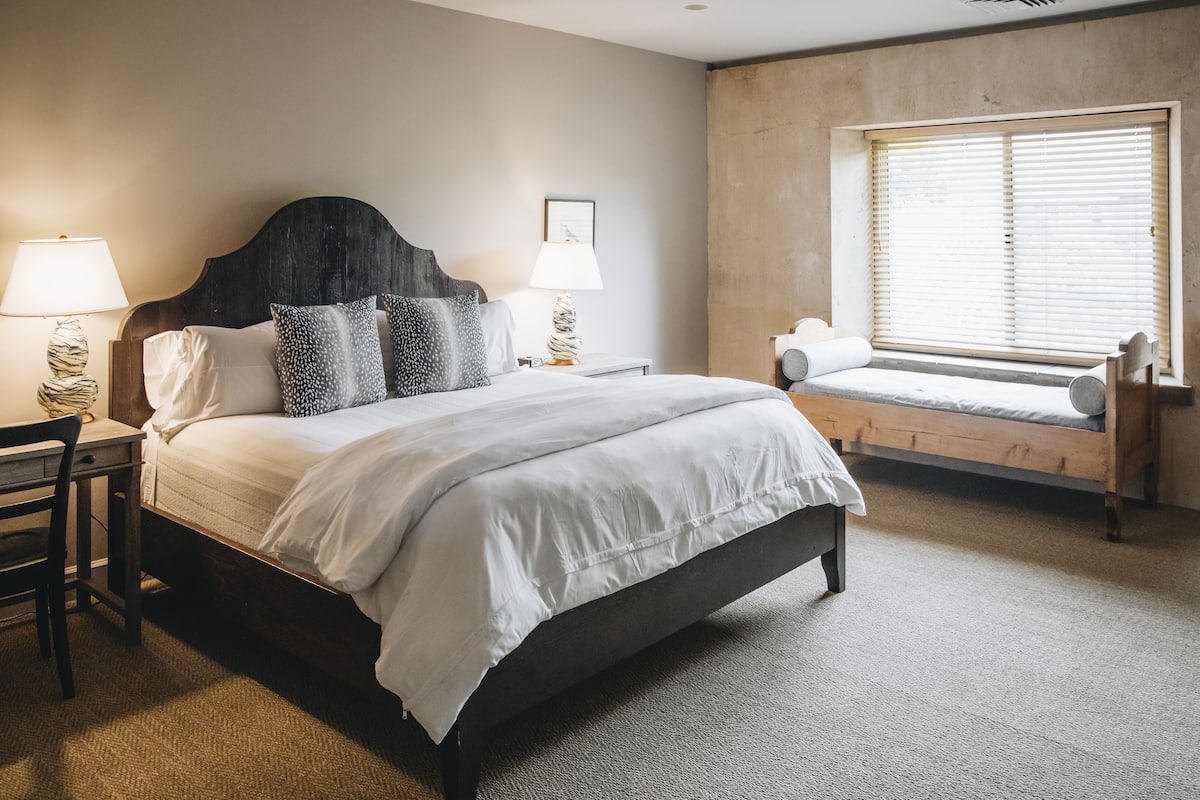 Suite 3 | Hypo-allergenic bedding available, desk, laptop workspace