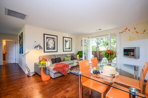 Cottage, 2 Bedrooms, Kitchen (Pets Allowed) | Living area - Casa Bella (Kenwood)