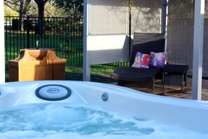 Outdoor spa tub - Casa Bella (Kenwood)
