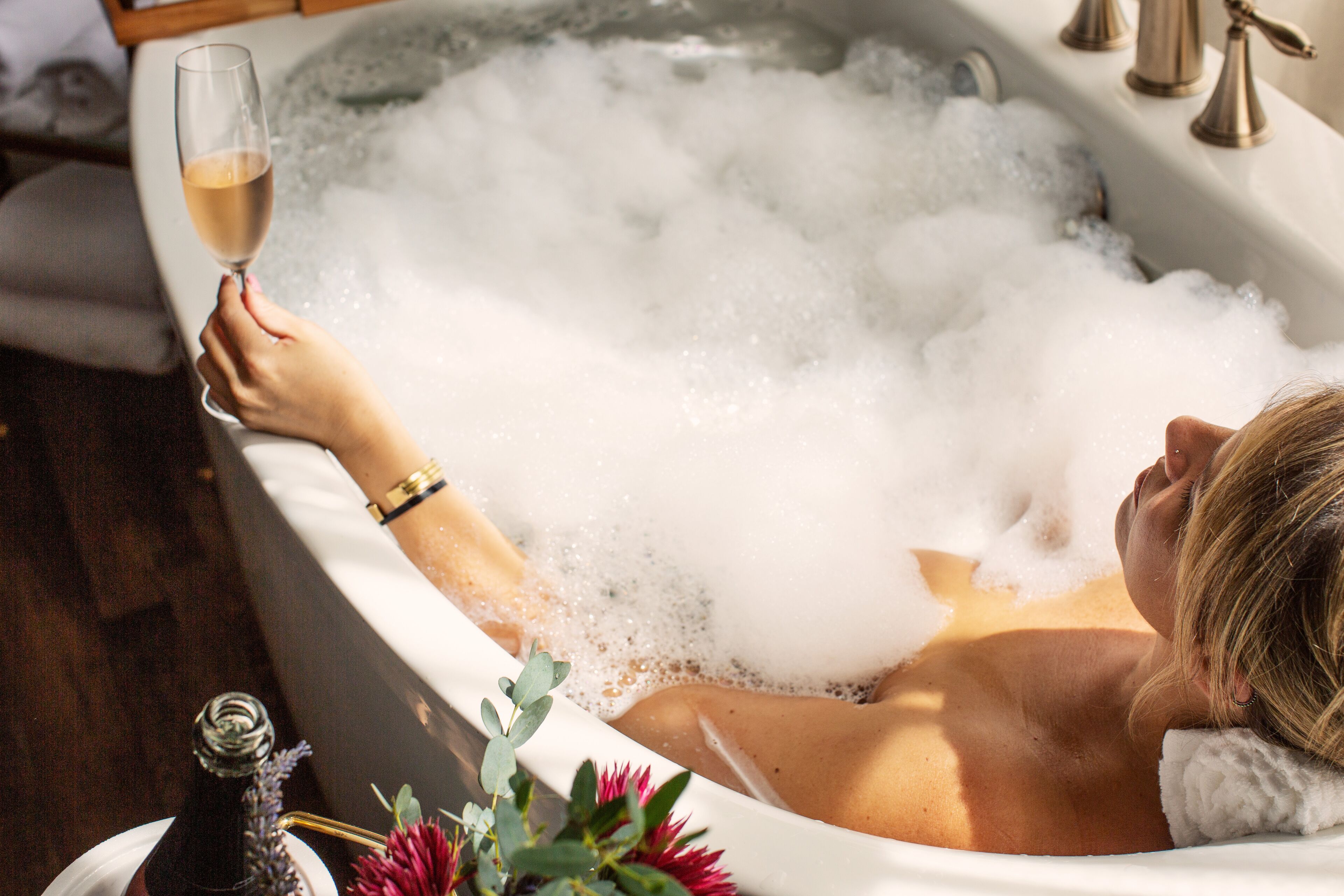 Aromaterapia, masajes con piedras calientes, masajes de tejido profundo