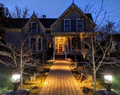 Fachada de la propiedad por la tarde o noche