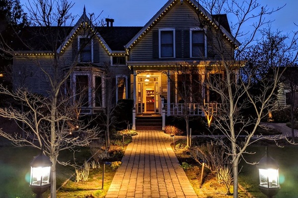 Façana frontal de l'allotjament (vespre/nit)