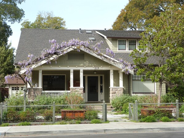 Front of property - Hidden Oak Inn (Sonoma)