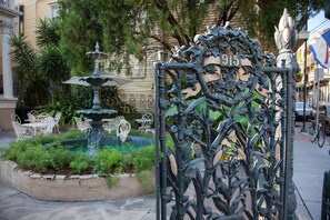 Property grounds - The Cornstalk Hotel (New Orleans)