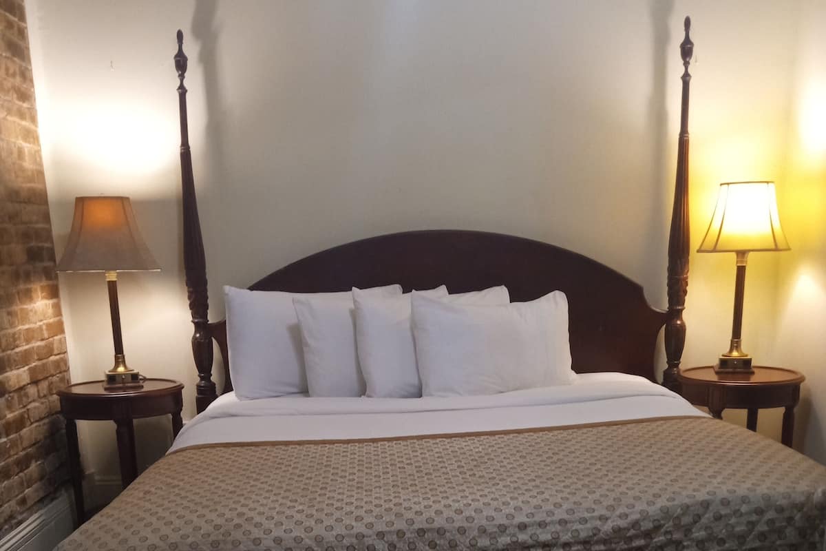 Deluxe kamer, 1 kingsize bed | Een bureau, een strijkplank/strijkijzer, gratis wifi