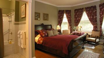 Victoria | Premium bedding, pillowtop beds, individually decorated