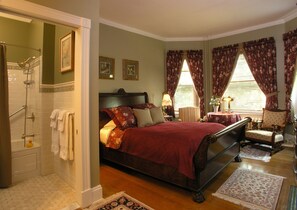 Superior-Doppelzimmer, 1 Queen-Bett | Hochwertige Bettwaren, Pillowtop-Betten, individuell dekoriert