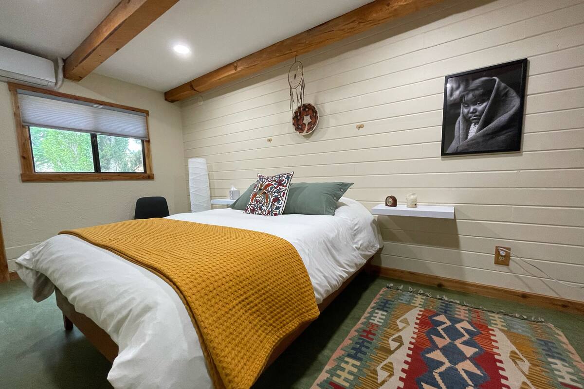 客房, 1 張加大雙人床 | 高級寢具、羽絨被、Select Comfort 床墊、免費 Wi-Fi