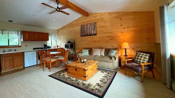 Deluxe King Suite, Pull Out Couch, Fireplace and Jetted Tub (206) | Living area | Flat-screen TV