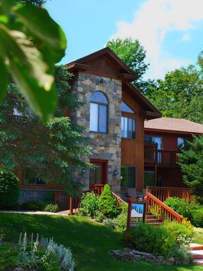 Front of property - Snowed Inn (Killington)