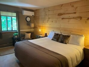 Deluxe Room, 1 King Bed, Fireplace, Jetted Tub (203) | Individually decorated, individually furnished, iron/ironing board - Snowed Inn (Killington)