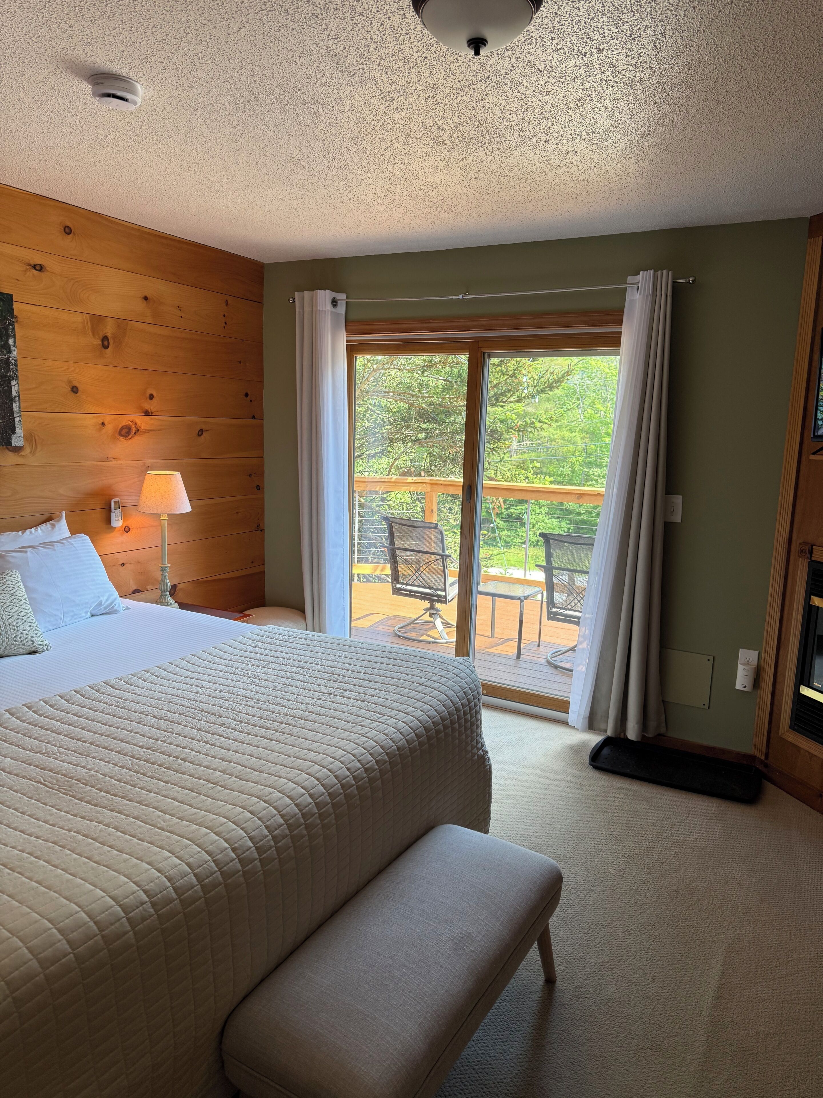 Deluxe Room, 1 King Bed, Fireplace, Jetted Tub & Balcony (200) | Individually decorated, individually furnished, iron/ironing board