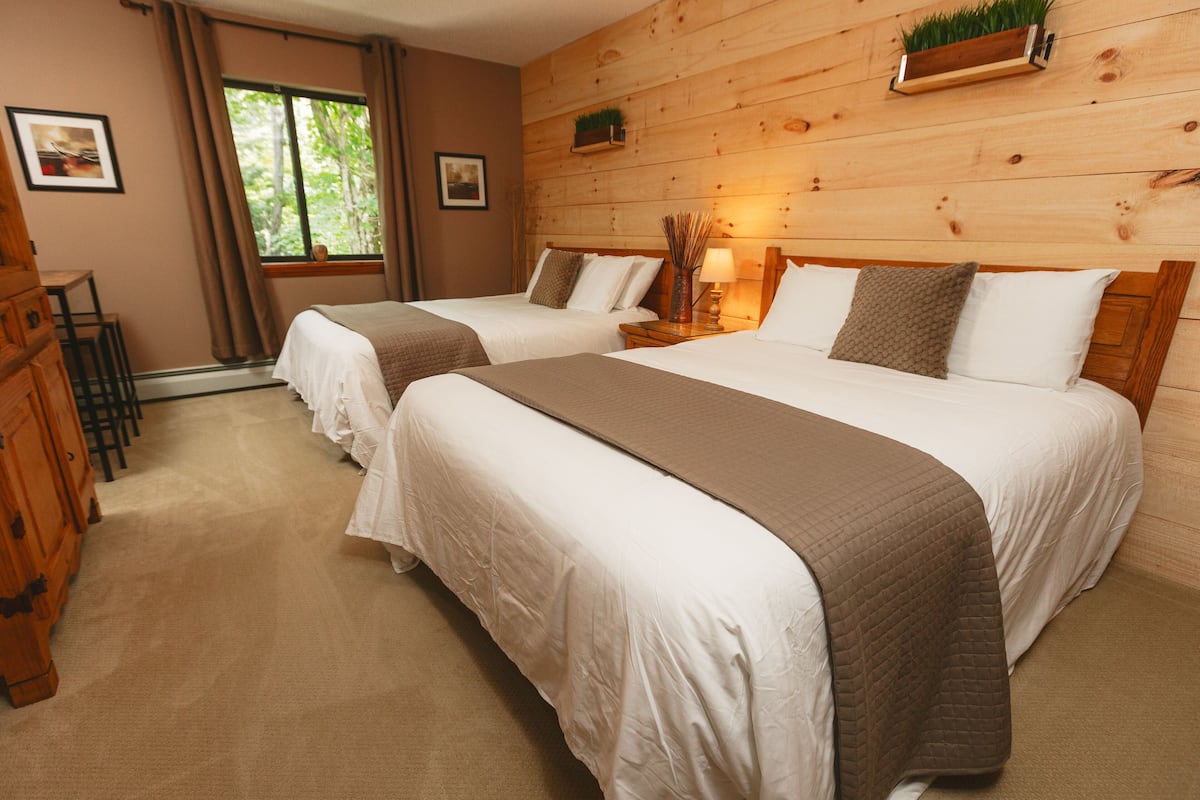 Double Room, 2 Queen Beds (103) | Bathroom