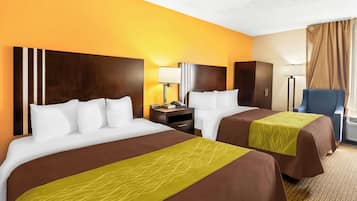 Kamer, 2 queensize bedden, niet-roken | Een kluis op de kamer, een bureau, een laptopwerkplek