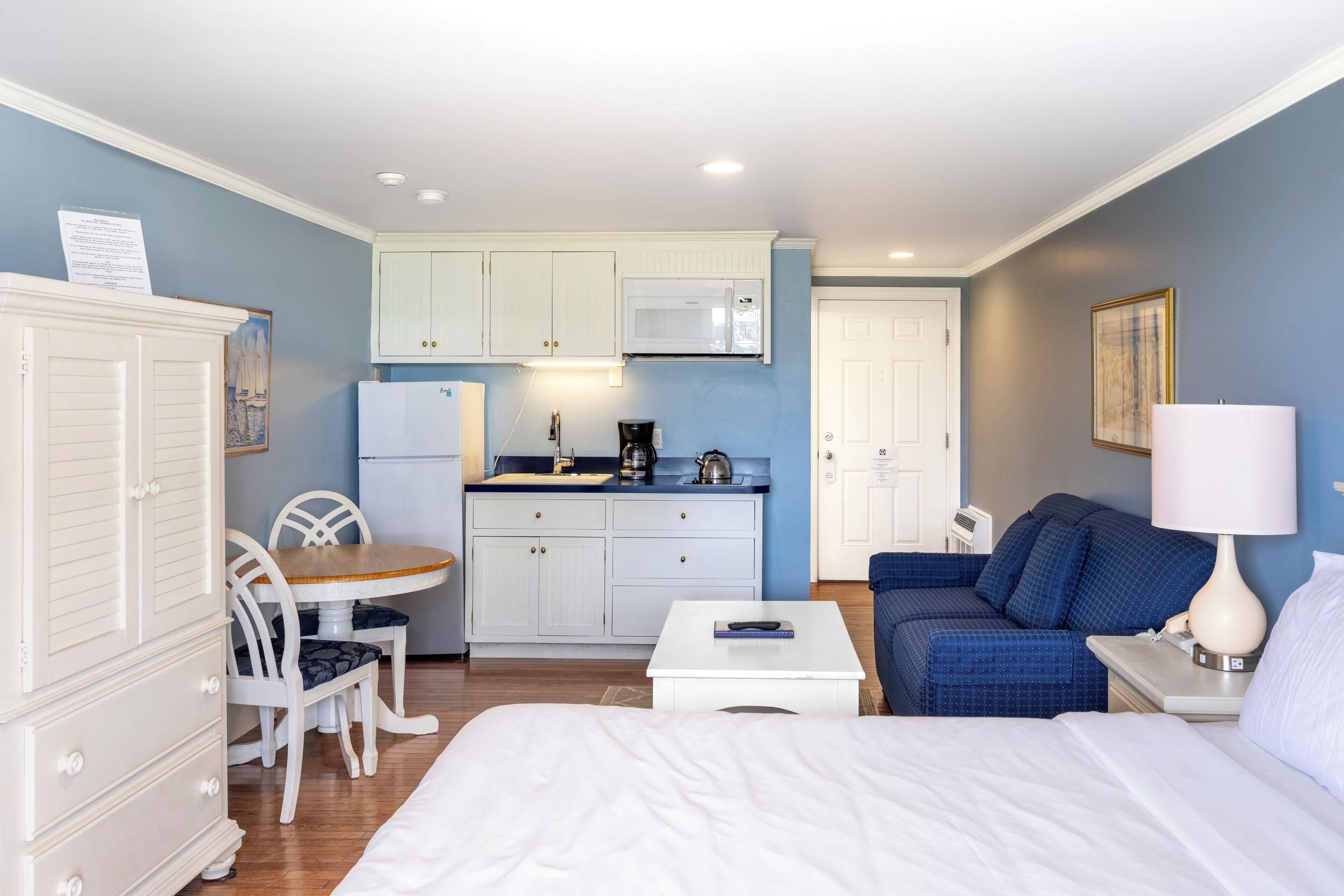 Studio, 1 Queen Bed with Sofa bed | Private kitchenette | Full-size fridge, microwave, coffee/tea maker, cookware/dishes/utensils