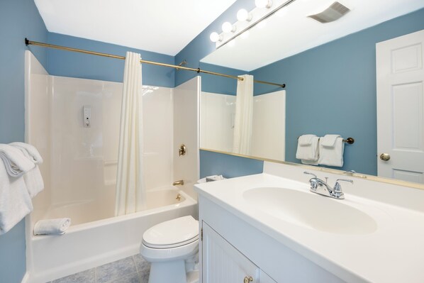 Un baño moderno con bañera, inodoro y lavabo.