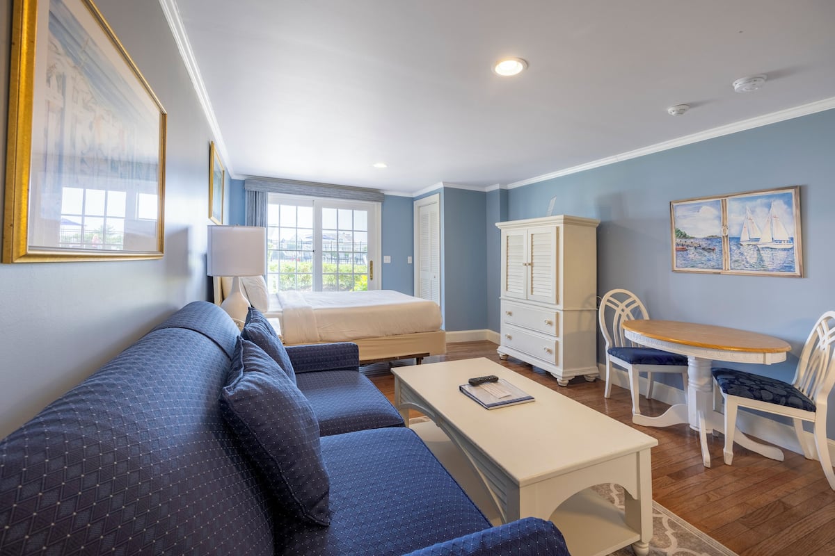 Studio, 1 Queen Bed with Sofa bed | 1 bedroom, iron/ironing board, free WiFi, wheelchair access