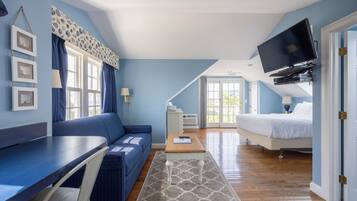 Deluxe-studiolejlighed - 1 queensize-seng med sovesofa | Opholdsområde | Tv, dvd-afspiller