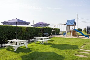 Outdoor dining - Beachside Village Resort (Falmouth)