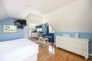 Deluxe Studio, 1 Queen Bed with Sofa bed | Iron/ironing board, free WiFi, wheelchair access - Beachside Village Resort (Falmouth)