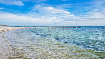 Una spiaggia nelle vicinanze