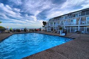 Una piscina al aire libre de temporada