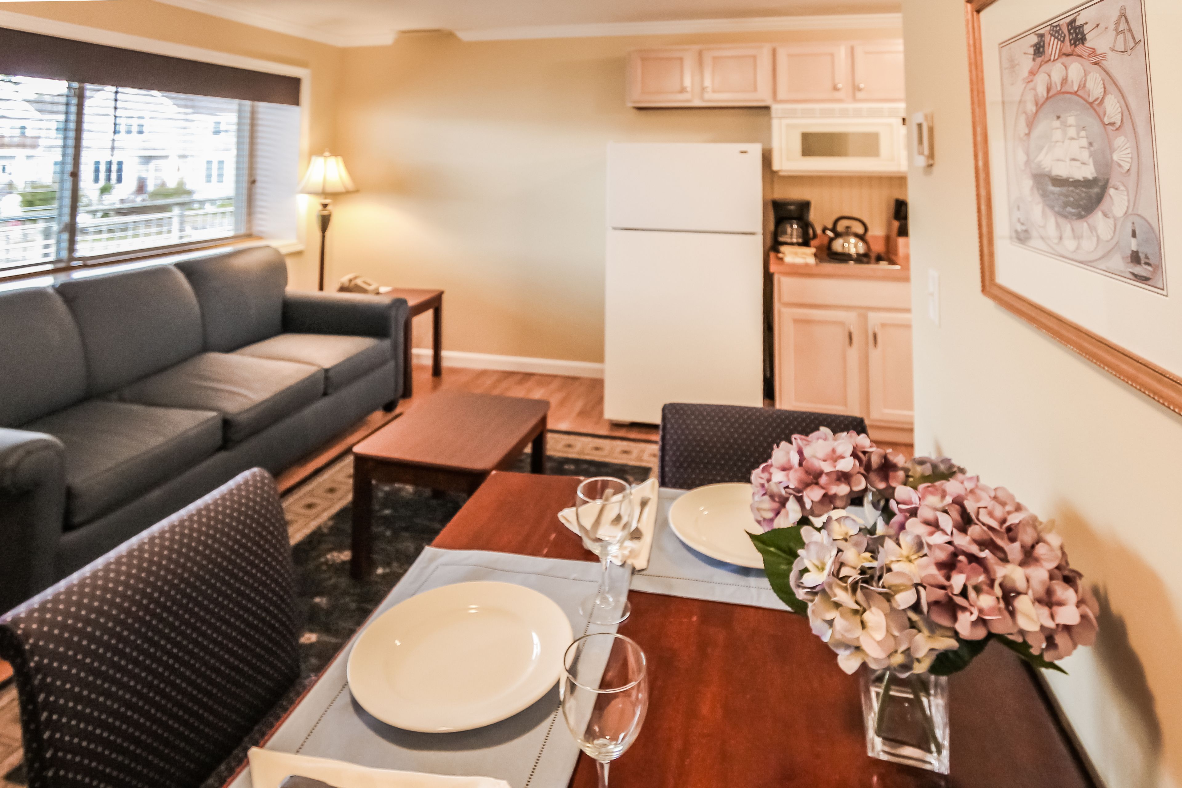 Studio | Ruang keluarga | TV layar datar dan perapian