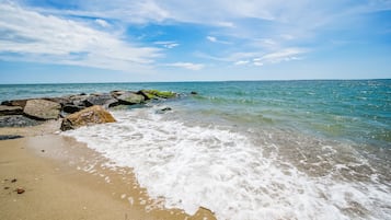 På stranden, hvidt sand
